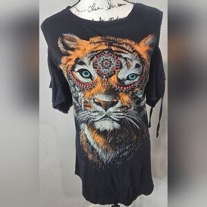 Larva Cold Shoulder Graphic T-shirt Women's Medium